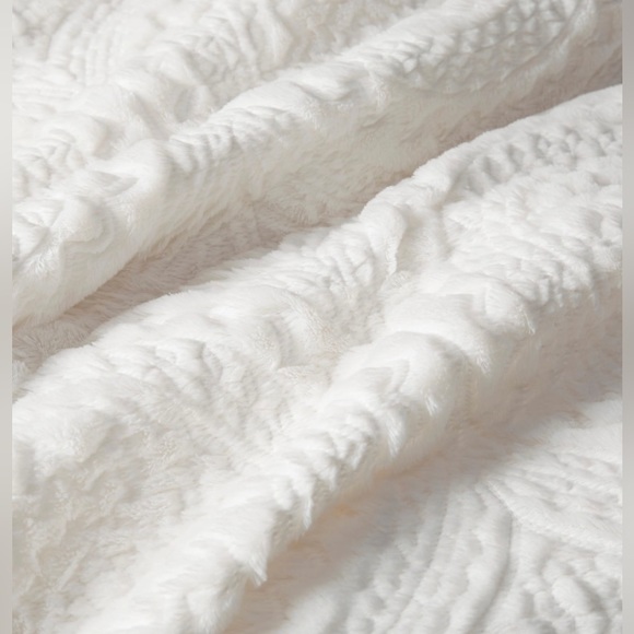 Madison Park Nova Ivory Embroidered Medallion Faux Fur Plush Duvet Cover Set - Picture 8 of 15